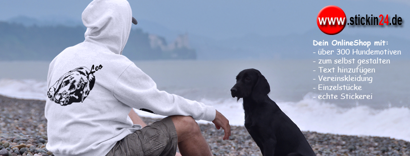 Stickin24 Stickereien für Hundebesitzer Mann mit besticktem Hoodie Labrador am Strand sitzend. 